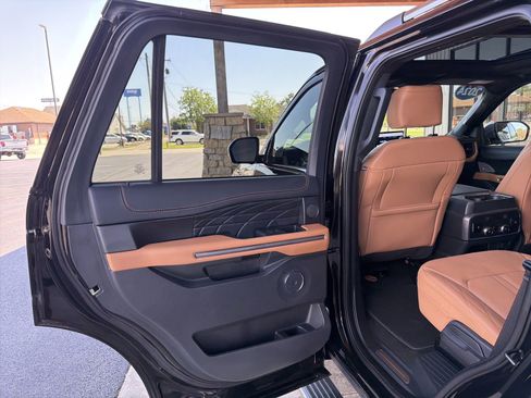 Used 2024 Ford Expedition Platinum AWD/4WD image 2