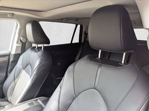 Used 2023 Toyota Highlander Limited FWD image 12