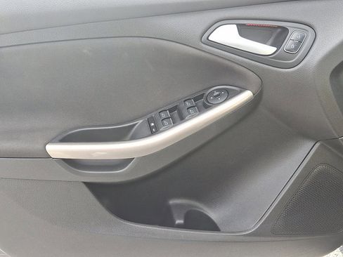 Used 2017 Ford Focus Titanium image 12