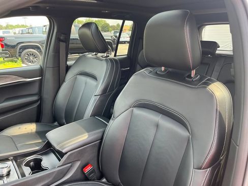 Used 2024 Jeep Grand Cherokee Limited AWD/4WD image 11