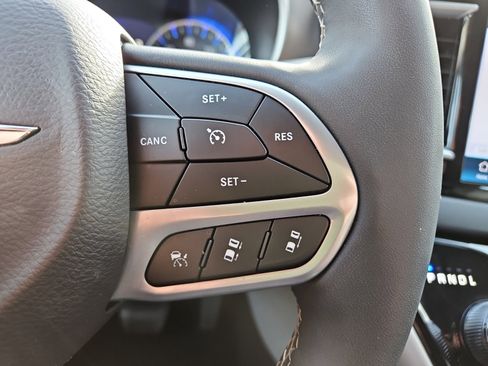 Used 2024 Chrysler Pacifica Touring-L image 26