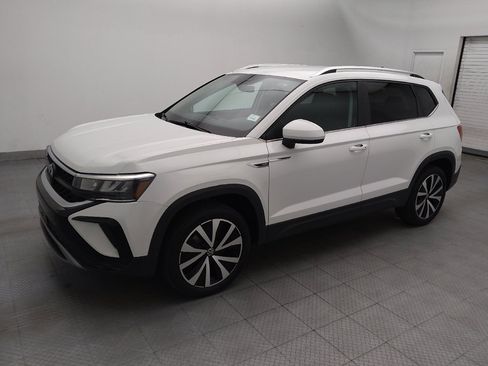 Used 2024 Volkswagen Taos SE FWD image 2