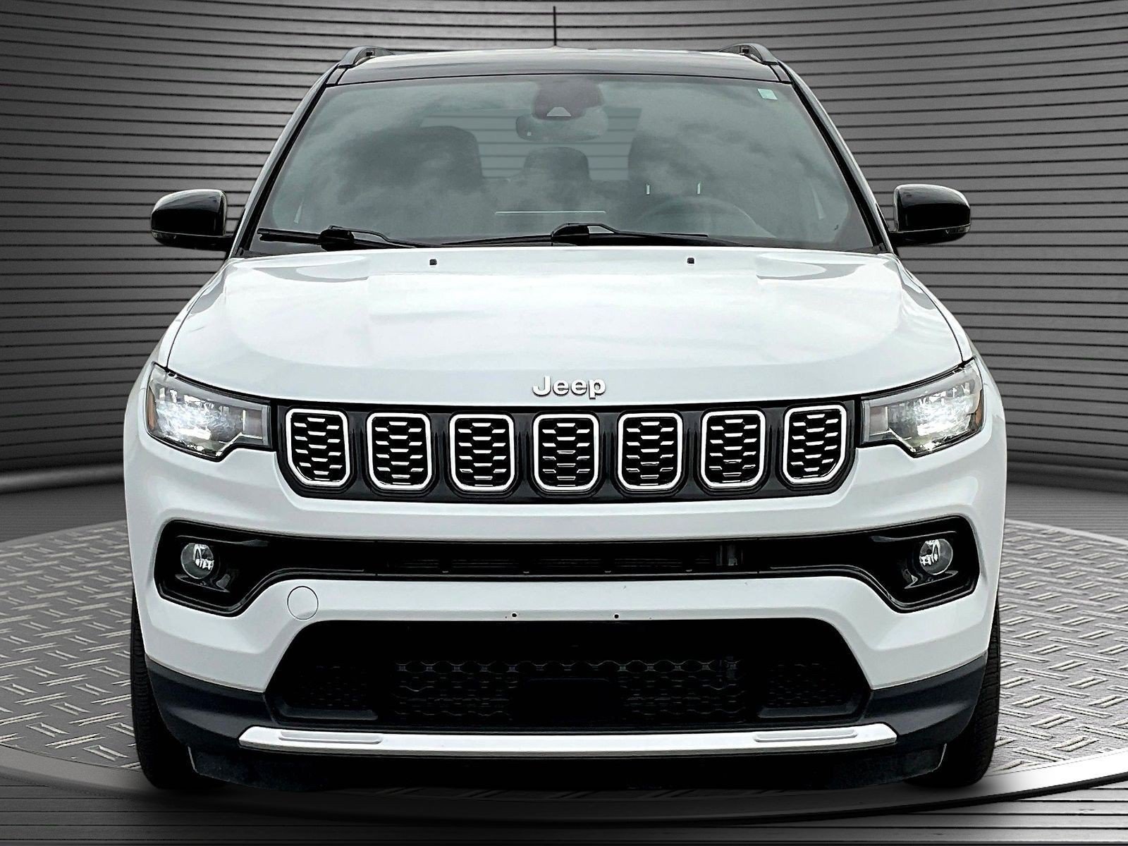 Used 2024 Jeep Compass Limited AWD/4WD image 2