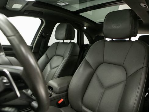 Certified 2024 Porsche Macan AWD/4WD image 5