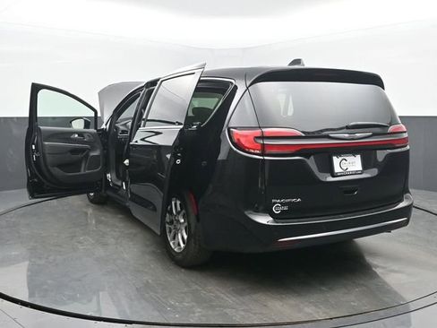 Used 2025 Chrysler Pacifica Select image 56