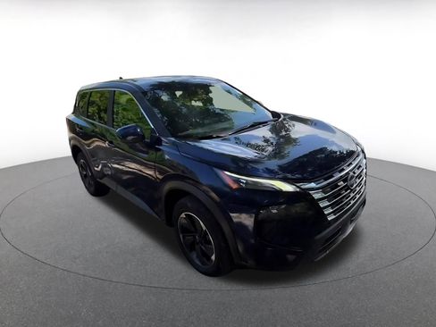Used 2025 Nissan Rogue SV FWD image 2