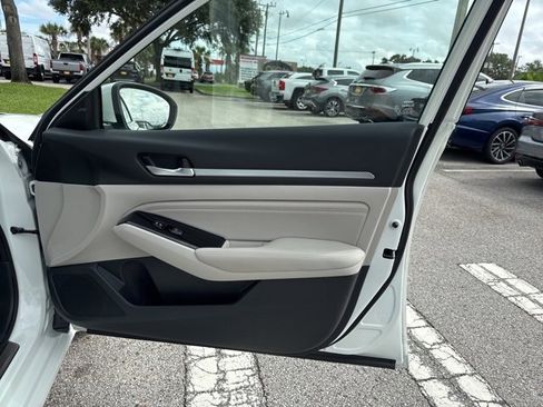 Used 2022 Nissan Altima 2.5 Platinum image 13