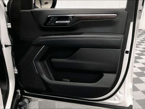 Used 2025 Chevrolet Suburban Z71 image 22