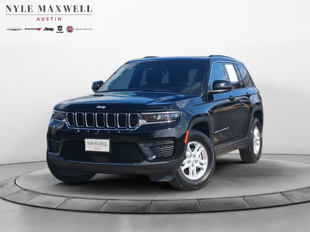 Used 2025 Jeep Grand Cherokee Laredo RWD image 1