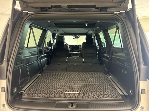 Used 2024 Jeep Wagoneer L Series III w/ Premium Group I AWD/4WD image 9