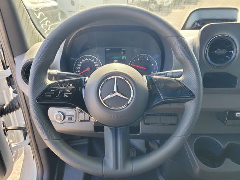 Used 2025 Mercedes-Benz Sprinter 2500 image 11