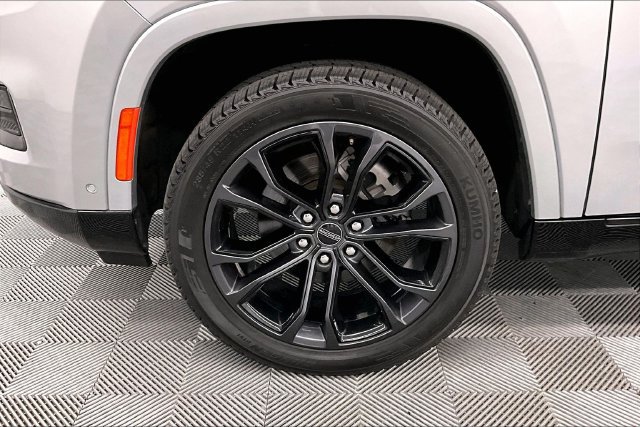 Used 2024 Jeep Grand Wagoneer Series II Obsidian w/ Quick Order Packagew 28T AWD/4WD image 10
