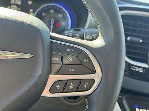 Used 2023 Chrysler Pacifica Touring-L image 25