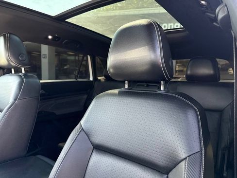 Used 2022 Volkswagen Atlas Cross Sport SEL R-Line AWD/4WD image 19