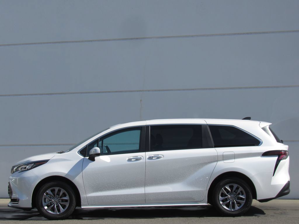 Certified 2024 Toyota Sienna XLE FWD image 4