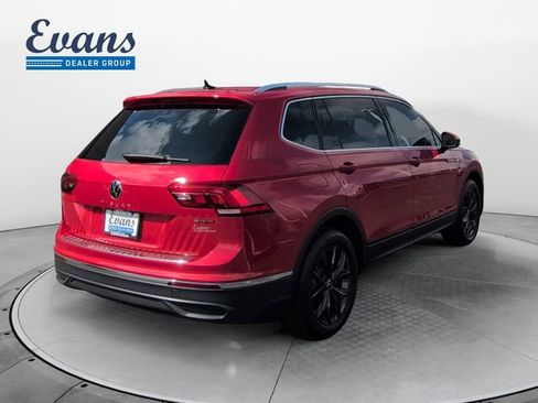 Used 2024 Volkswagen Tiguan SE w/ Panoramic Sunroof Package image 7