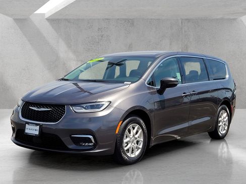 Used 2023 Chrysler Pacifica Touring-L FWD image 9