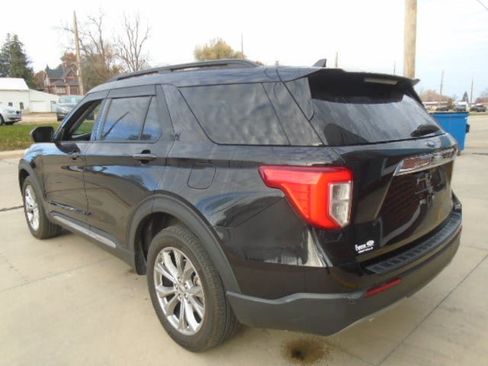 Used 2022 Ford Explorer XLT w/ Equipment Group 202A image 5