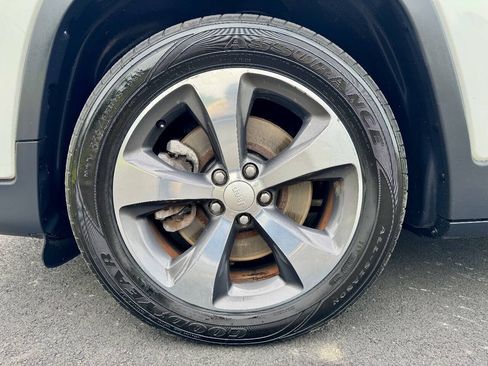Used 2019 Jeep Cherokee Limited FWD image 29