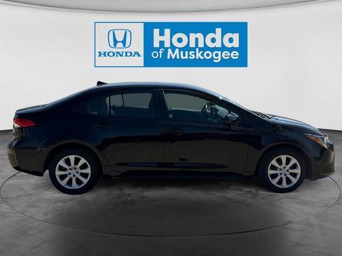 Used 2025 Toyota Corolla LE FWD image 4