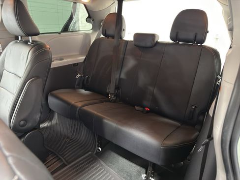 Used 2018 Toyota Sienna SE Premium FWD image 29