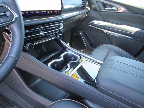 Used 2025 Chevrolet Traverse High Country FWD image 16