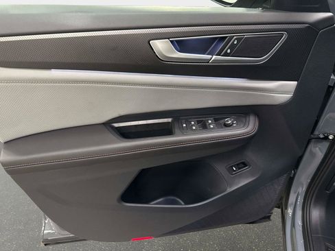 Certified 2025 Volkswagen Atlas Peak Edition SE image 18