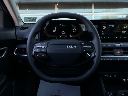 Used 2025 Kia K4 LXS image 32