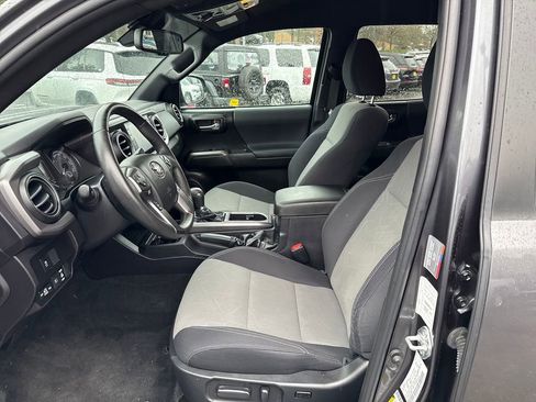 Used 2022 Toyota Tacoma TRD Off-Road w/ Technology Package image 15