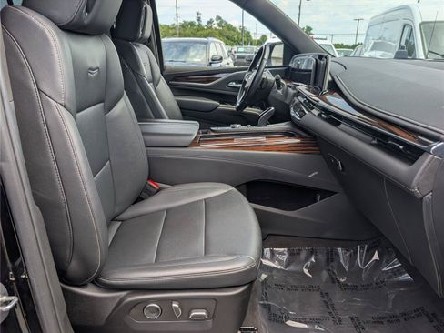 Used 2023 Cadillac Escalade Luxury AWD/4WD image 11