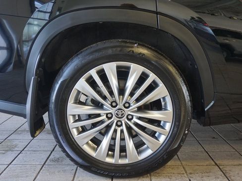 Certified 2025 Toyota Highlander Platinum image 35