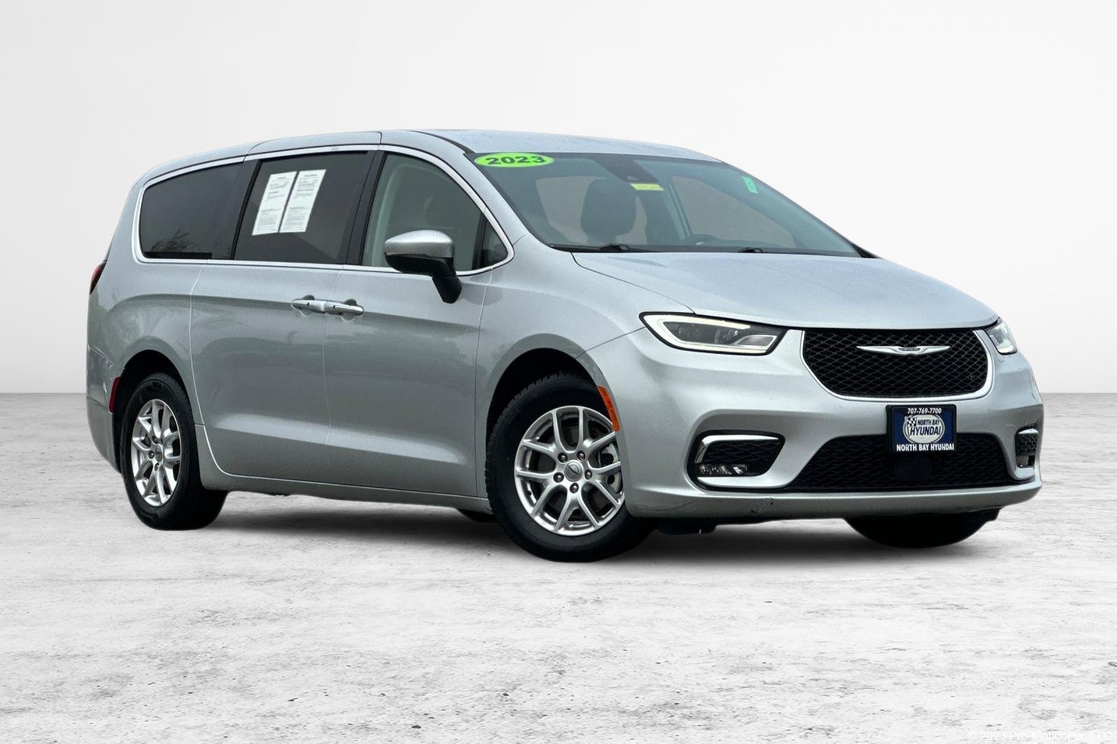 Used 2023 Chrysler Pacifica Touring-L FWD image 1