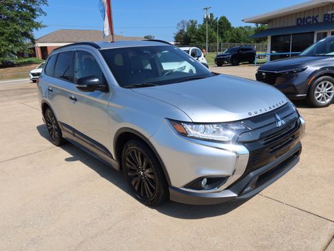 Used 2020 Mitsubishi Outlander LE FWD image 2