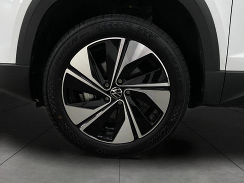 Used 2025 Volkswagen Taos SE image 12