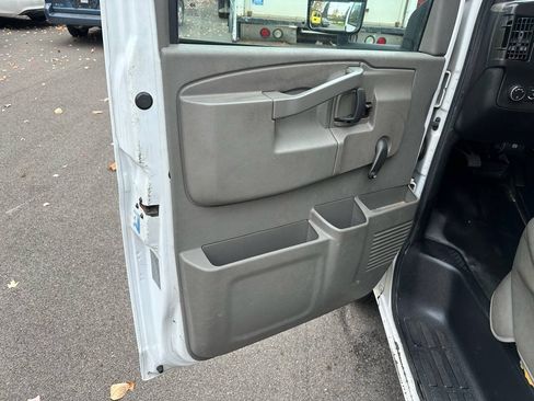 Used 2017 Chevrolet Express 3500 RWD image 14