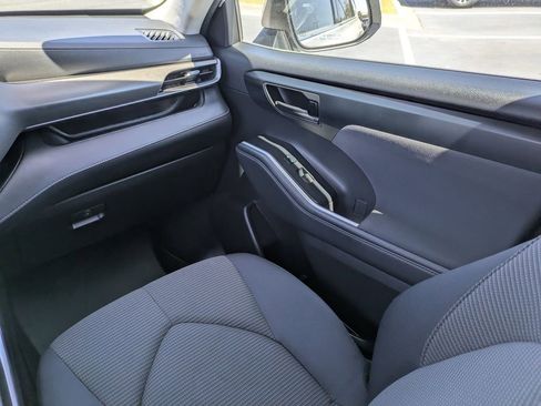 Used 2022 Toyota Highlander LE image 19