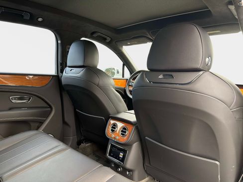 Used 2022 Bentley Bentayga AWD/4WD image 30