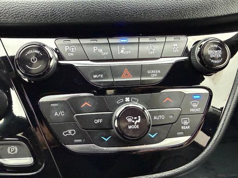 Used 2020 Chrysler Pacifica Touring-L FWD image 46