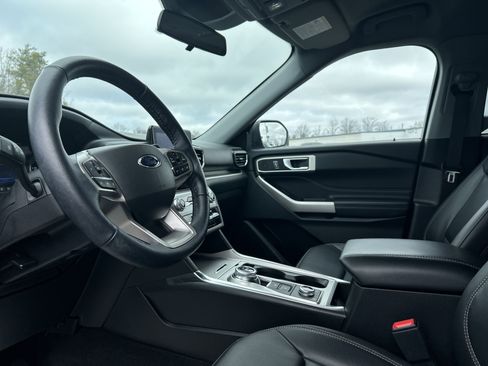 Used 2022 Ford Explorer XLT w/ Equipment Group 202A image 15