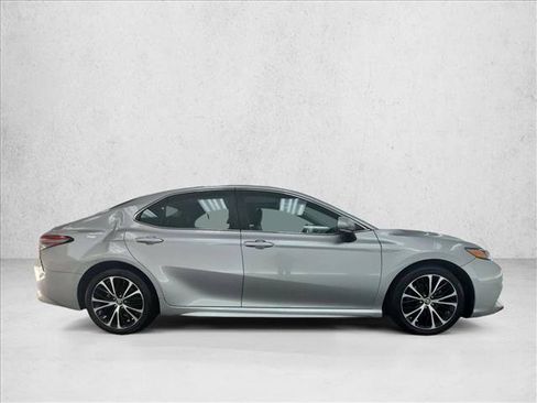 Used 2018 Toyota Camry SE w/ Moonroof Package FWD image 4