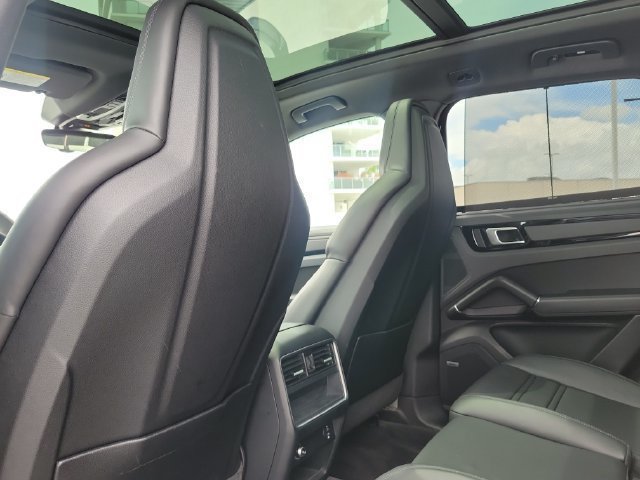 Used 2022 Porsche Cayenne S AWD/4WD image 17