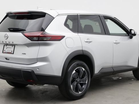 Used 2025 Nissan Rogue SV AWD/4WD image 7