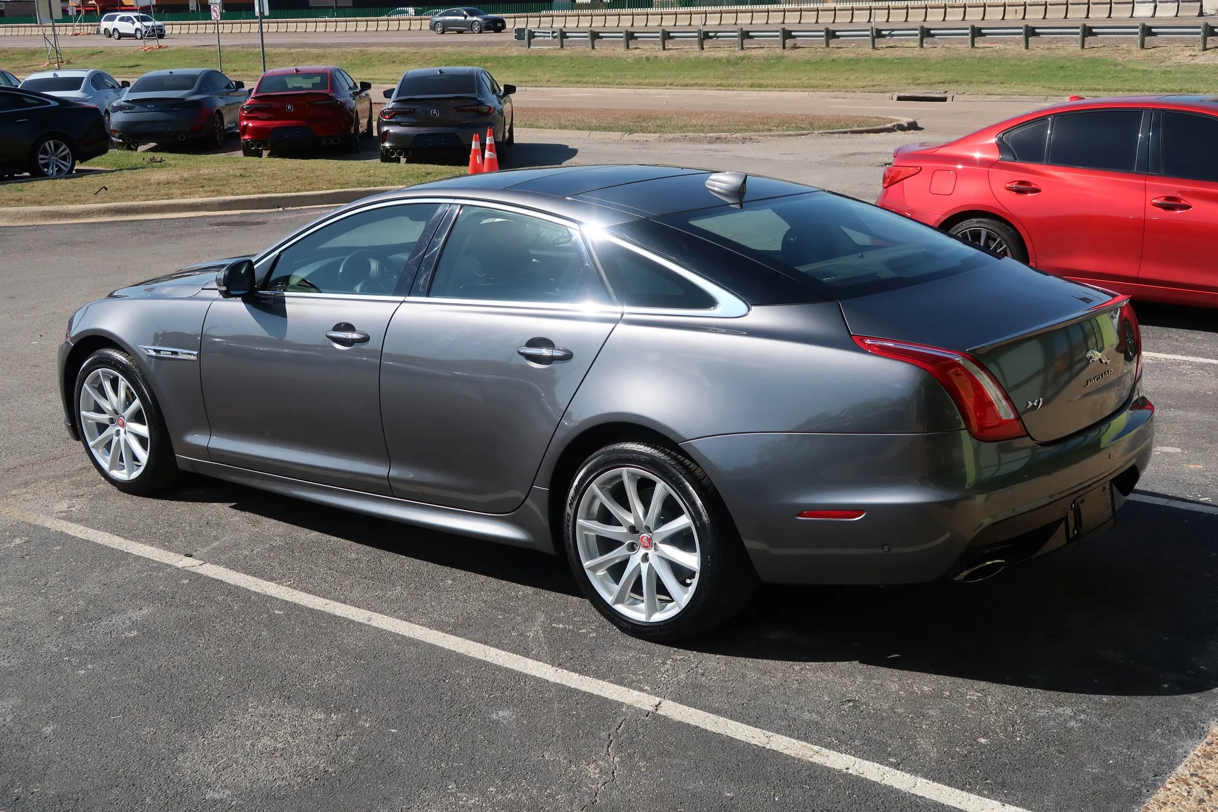 Used 2019 Jaguar XJ R-Sport RWD image 10