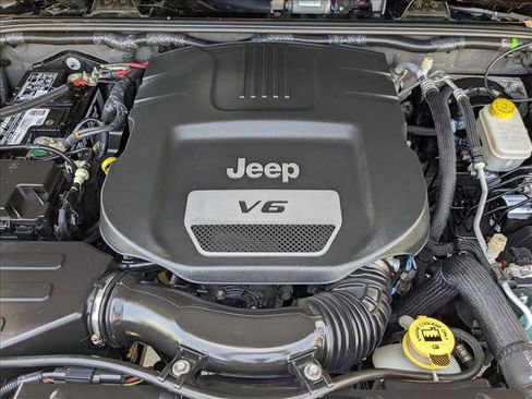 Used 2015 Jeep Wrangler Unlimited Sahara w/ Connectivity Group AWD/4WD image 21