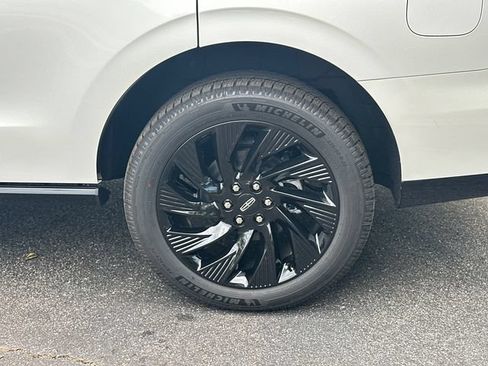 New 2026 Lincoln Navigator Reserve w/ Jet Appearance Package AWD/4WD image 19