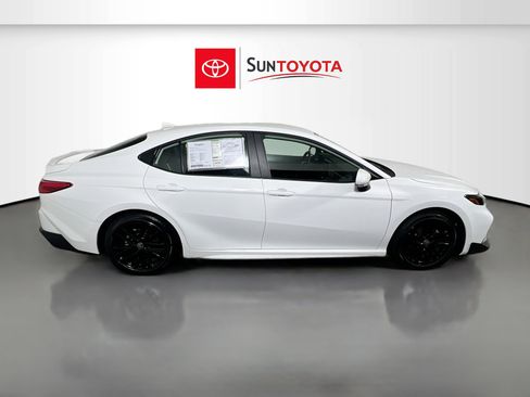 Used 2025 Toyota Camry SE image 2