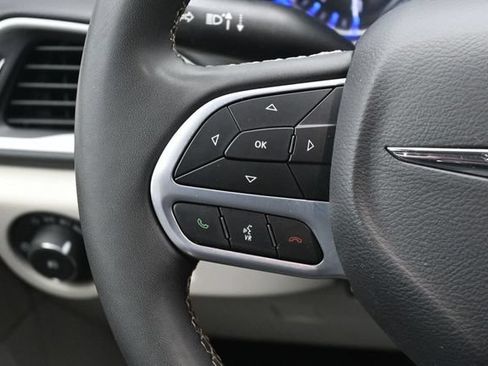Used 2024 Chrysler Pacifica Touring-L FWD image 17