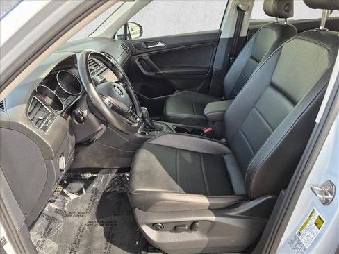 Used 2018 Volkswagen Tiguan SEL AWD/4WD image 16