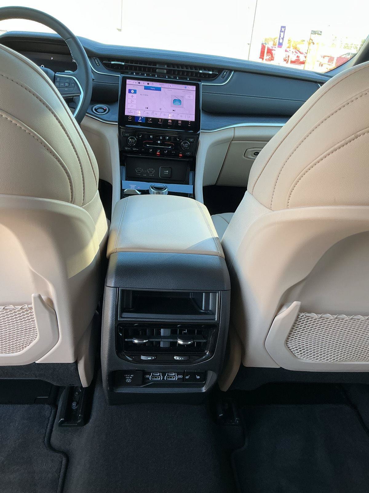 Used 2025 Jeep Grand Cherokee Limited w/ Luxury Tech Group II AWD/4WD image 19