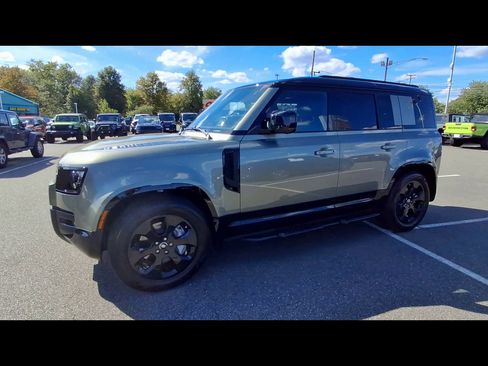 Used 2025 Land Rover Defender 110 X-Dynamic SE AWD/4WD image 4
